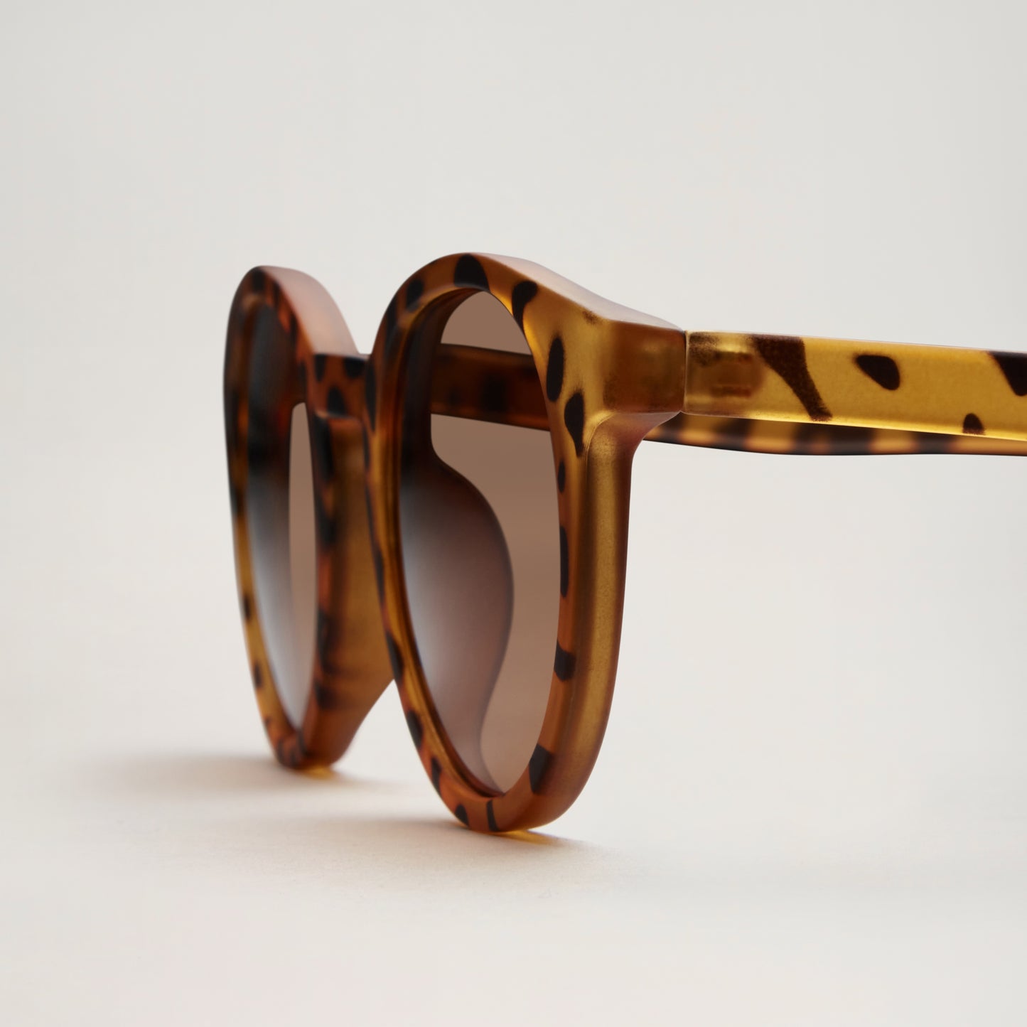 Recycled plastic retro classic style sunglasses for kids- Leo