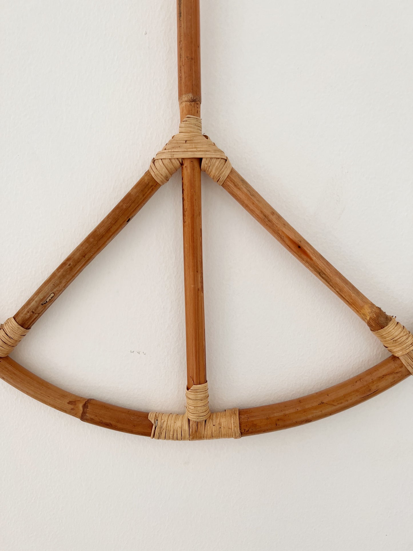 "Give peace a chance" - Rattan peace sign decor