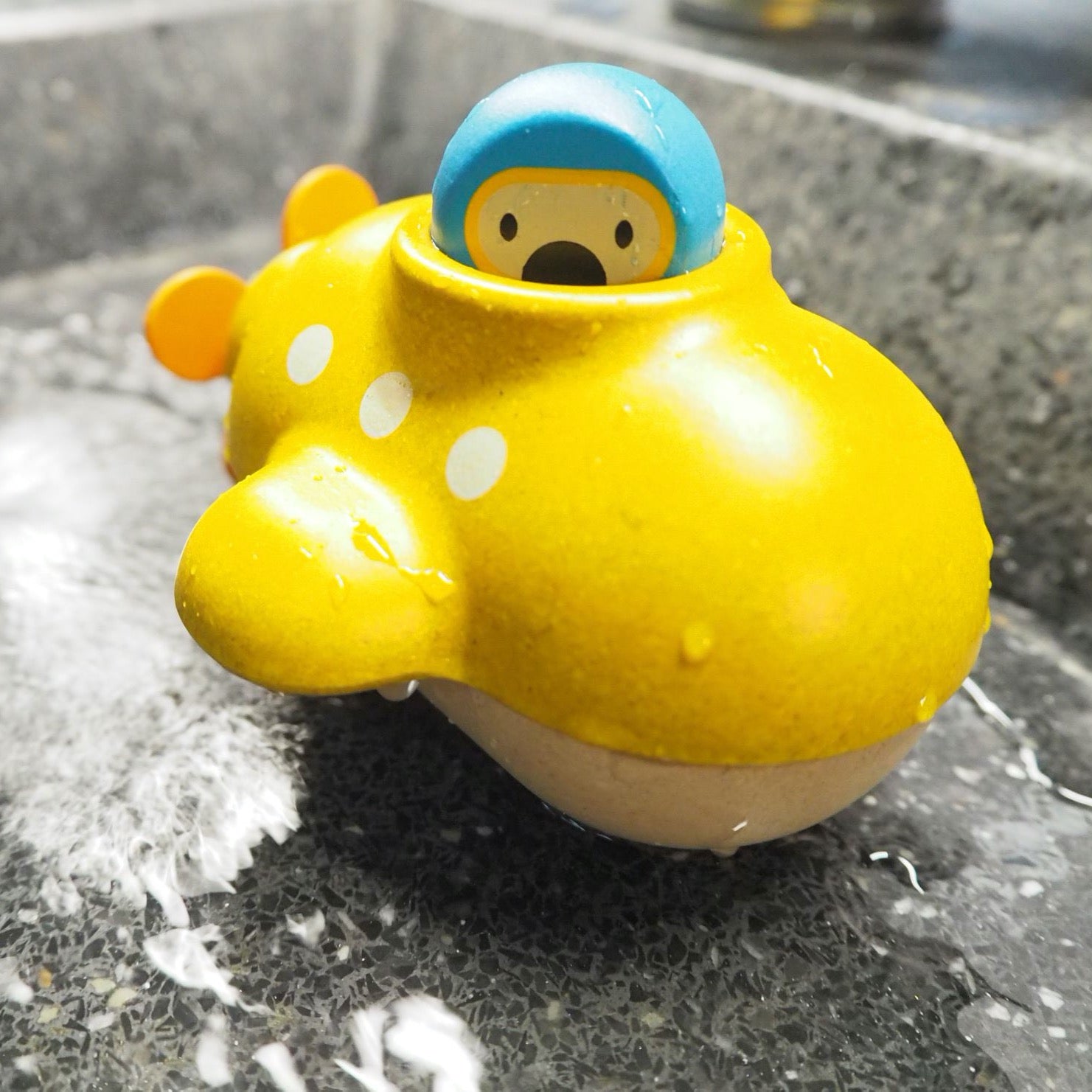 Submarine bath toy