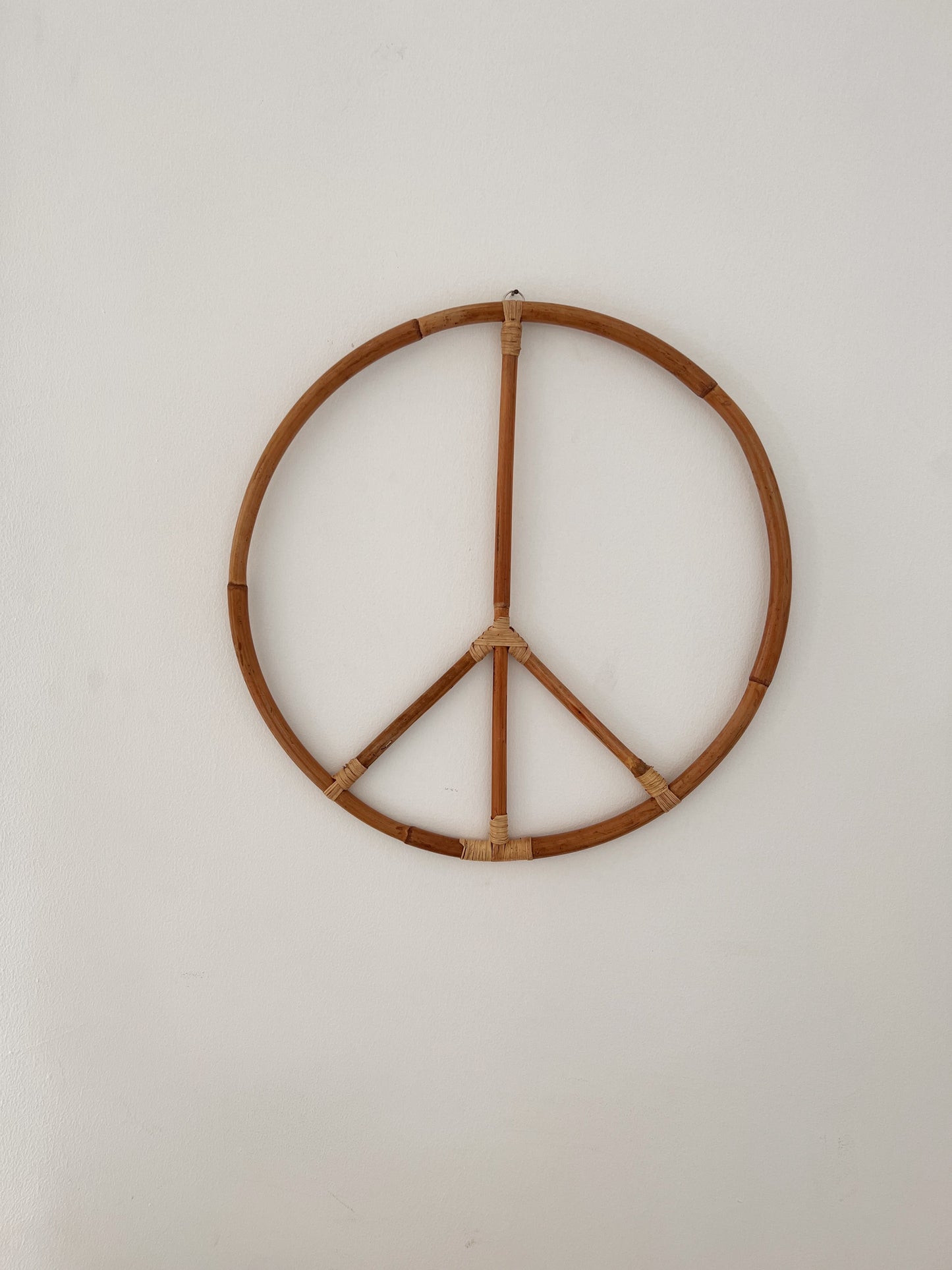 "Give peace a chance" - Rattan peace sign decor