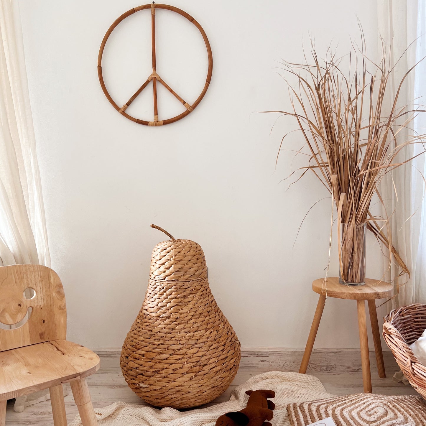 "Give peace a chance" - Rattan peace sign decor